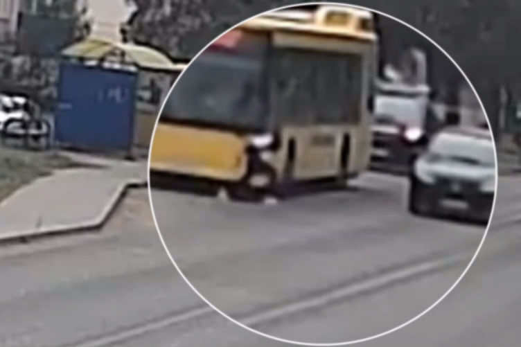 9-летняя девочка в Марьиной Горке перебегала дорогу перед автобусом и попала под машину