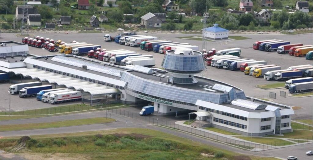 Грузовики застряли на границе: очередь в Польшу достигла 2500 машин