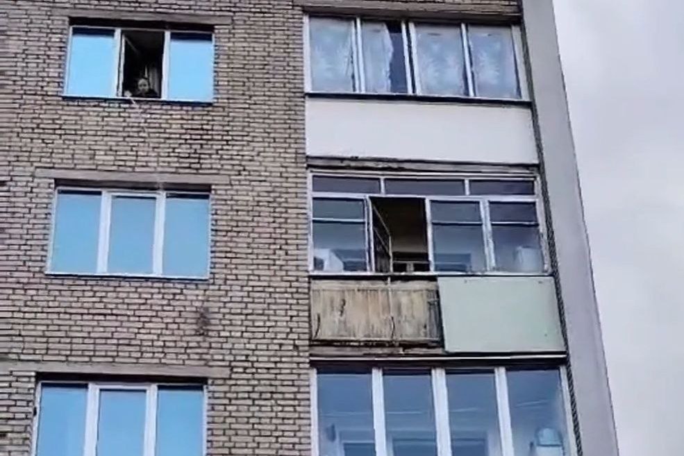 В Борисове жильцы спускают воду из батарей прямо на улицу. Видео вызвало бурную реакцию