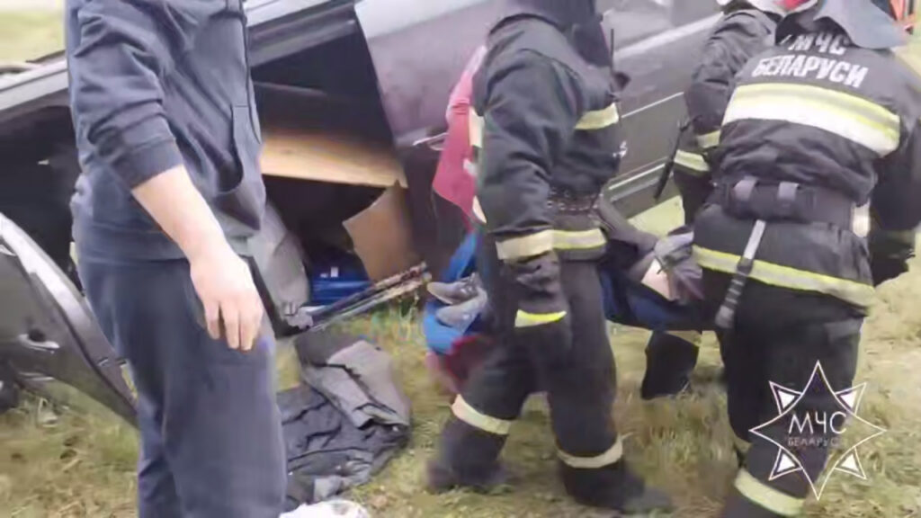 Пострадавшего в ДТП на М4 под Червенем достали из авто подручными средствами спасатели-очевидцы