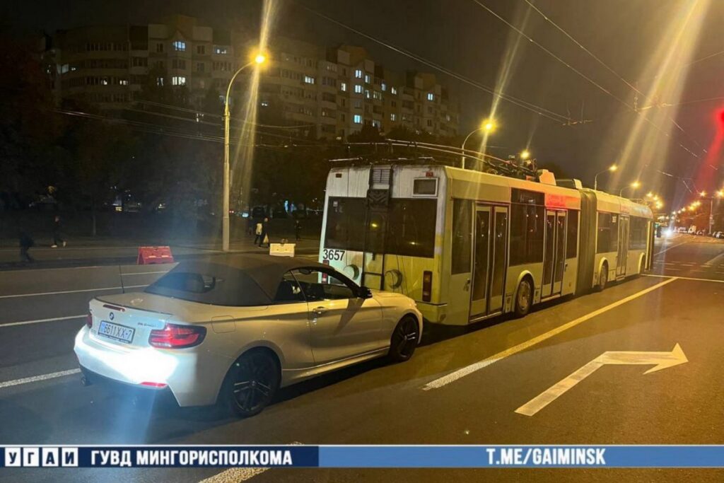 В Минске мужчина на BMW отвлекся и сбил водителя троллейбуса, поправлявшую «рога» на улице