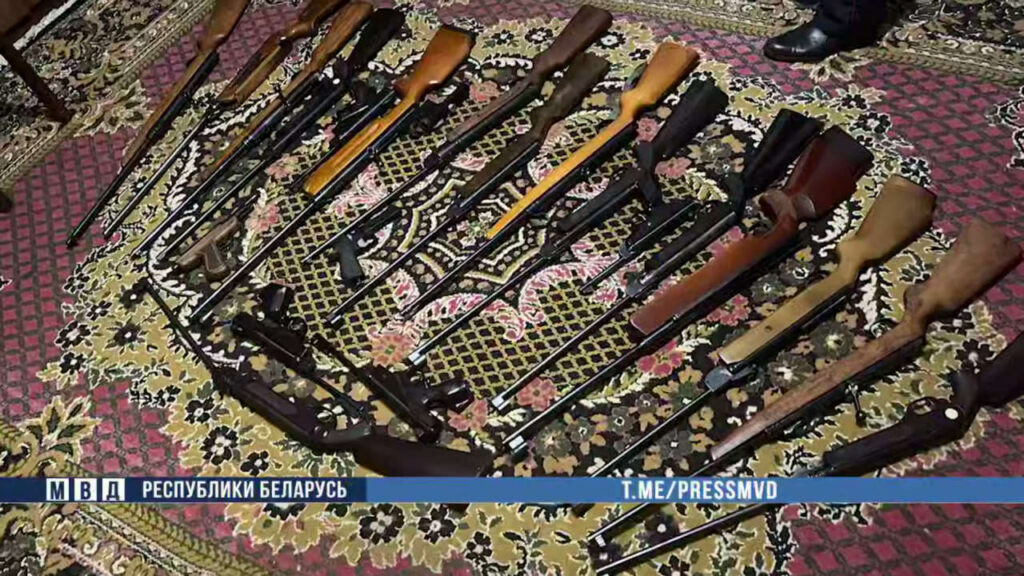 От пистолетов до винтовок: у жителя Мядельского района изъяли арсенал оружия