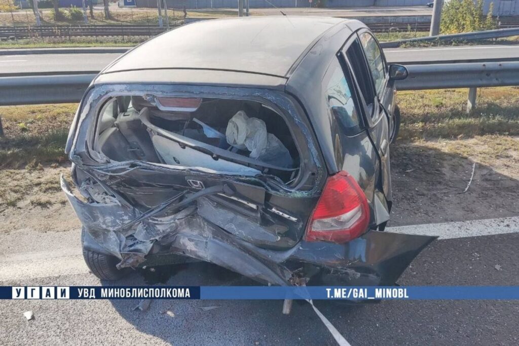 Под Минском Audi врезался в стоящую Honda. Пострадала пенсионерка