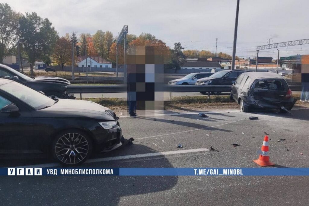 Под Минском Audi врезался в стоящую Honda. Пострадала пенсионерка