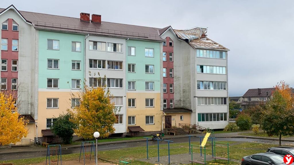 Ветер буквально срывает крыши — в Крупках оценивают последствия ураганного ветра