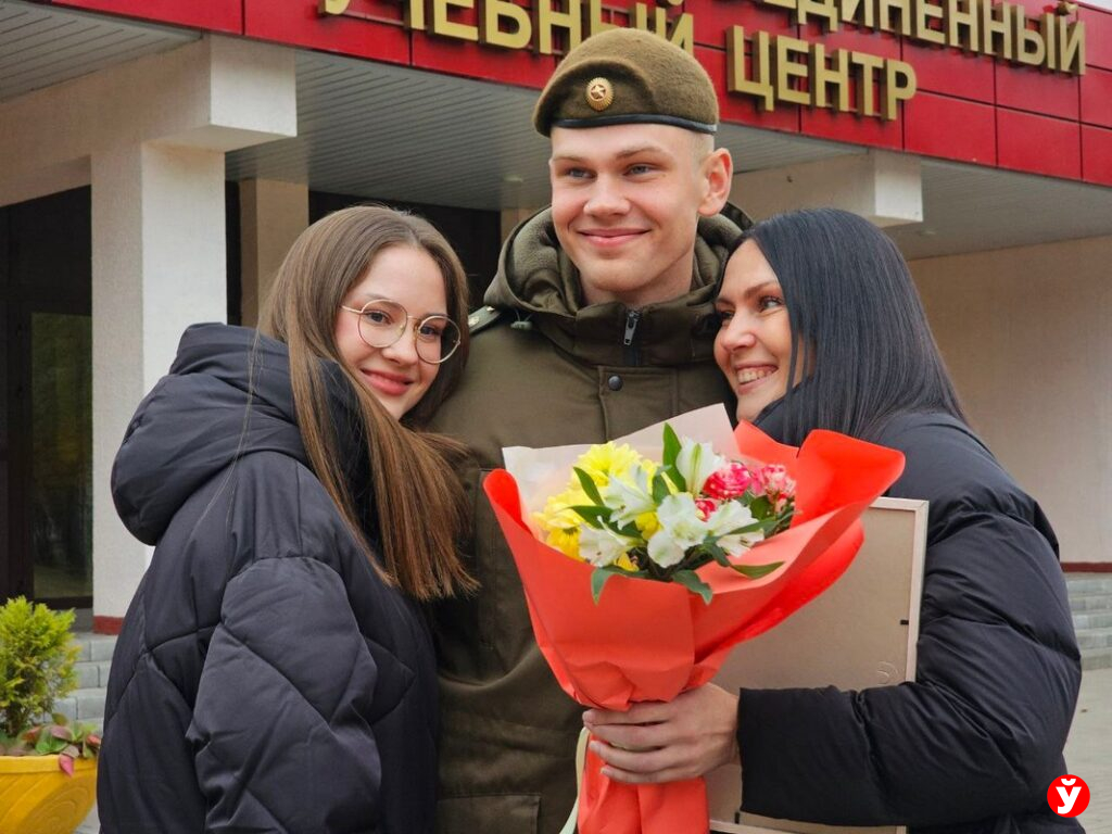Маму «королевской двойни» из Борисова пригласили в печанскую учебку: за что поблагодарили