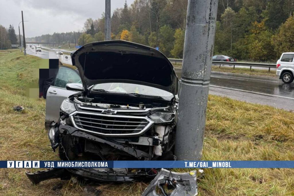 В Борисовском районе на М-1 автомобиль врезался в столб