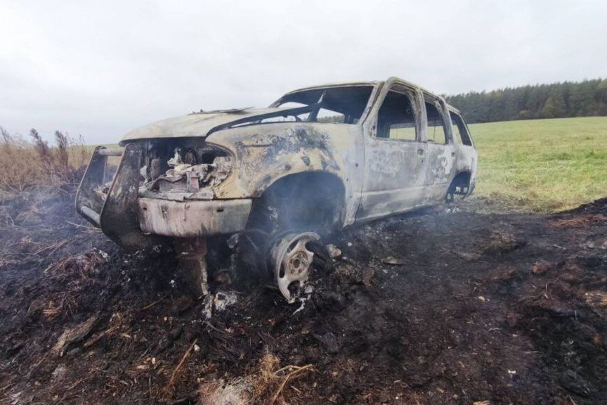 Застрявший в навозной куче Ford сгорел в Узденском районе, пока водитель искал помощь