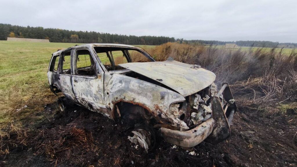 Застрявший в навозной куче Ford сгорел в Узденском районе, пока водитель искал помощь