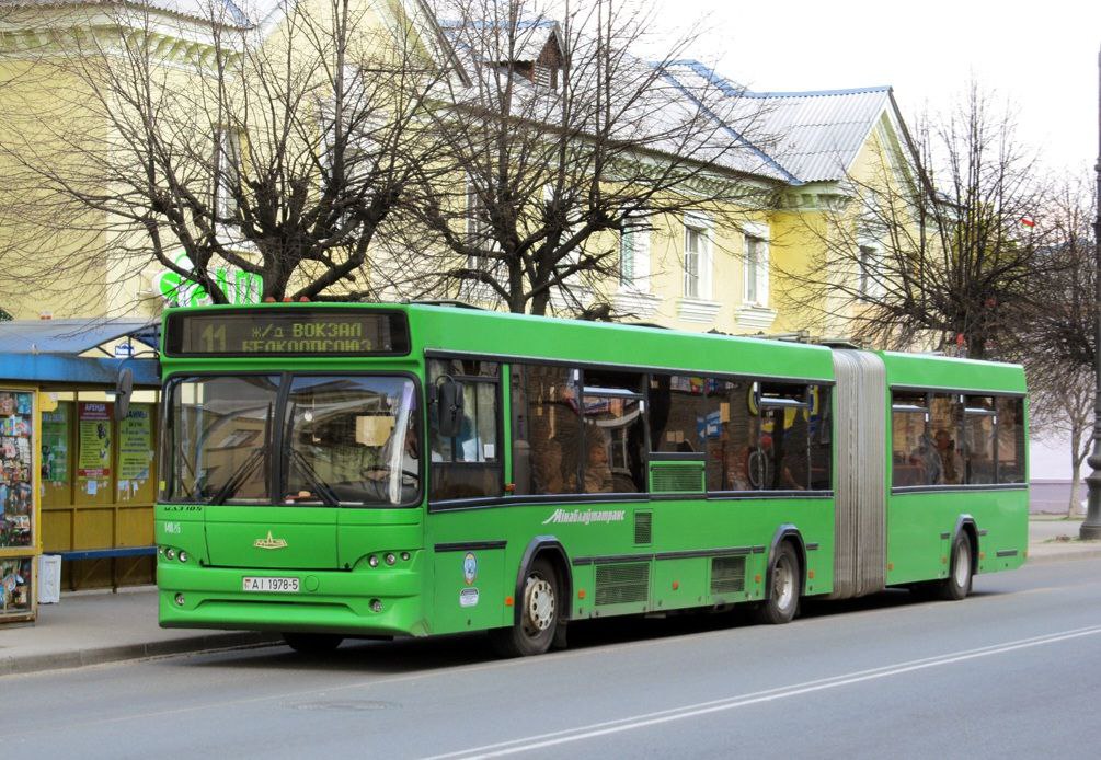 В Борисове пенсионер выпал из автобуса на дорогу — водитель не закрыл двери