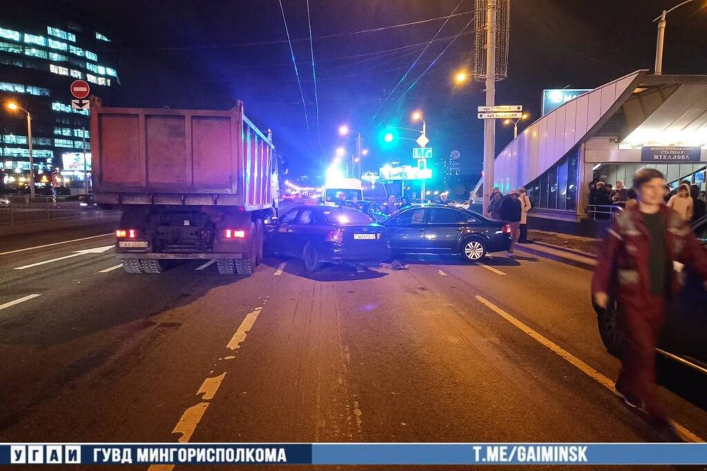 В Минске водитель Audi потерял сознание за рулем и протаранил четыре машины (видео)