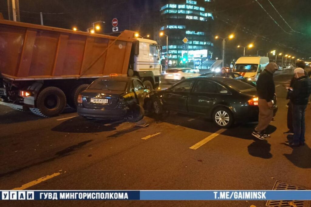 В Минске водитель Audi потерял сознание за рулем и протаранил четыре машины (видео)