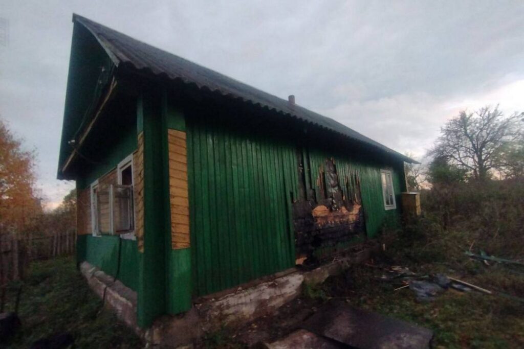 Мужчина погиб при пожаре в доме под Воложином — его нашли на диване