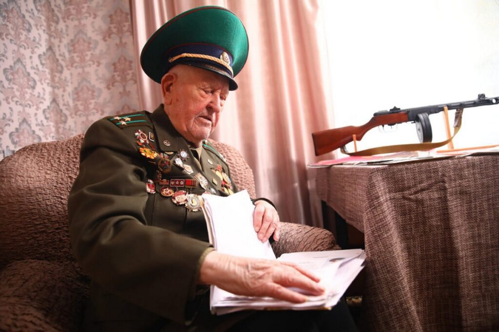 «Стойкость и жизнелюбие восхищают»: Лукашенко поздравил ветерана ВОВ с вековым юбилеем