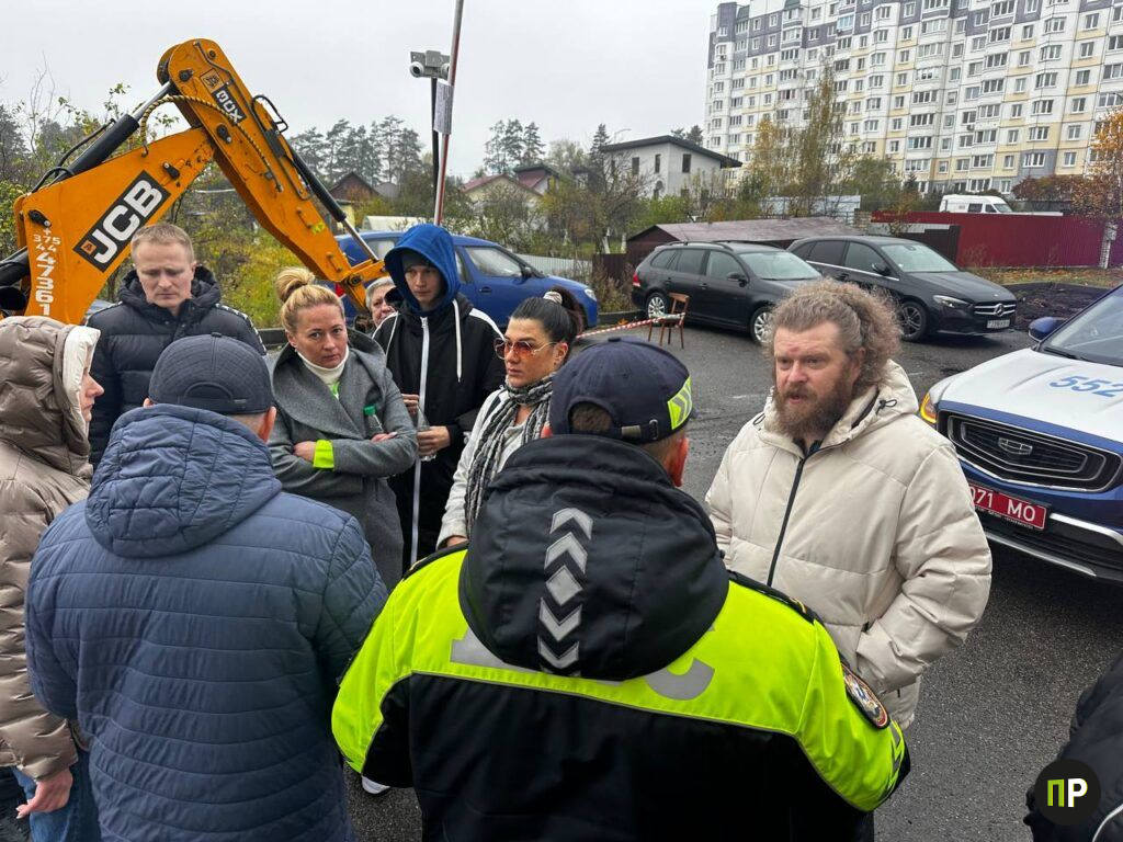 Парковку пустили под трактор: в Боровлянах демонтаж асфальта расколол жителей на два лагеря