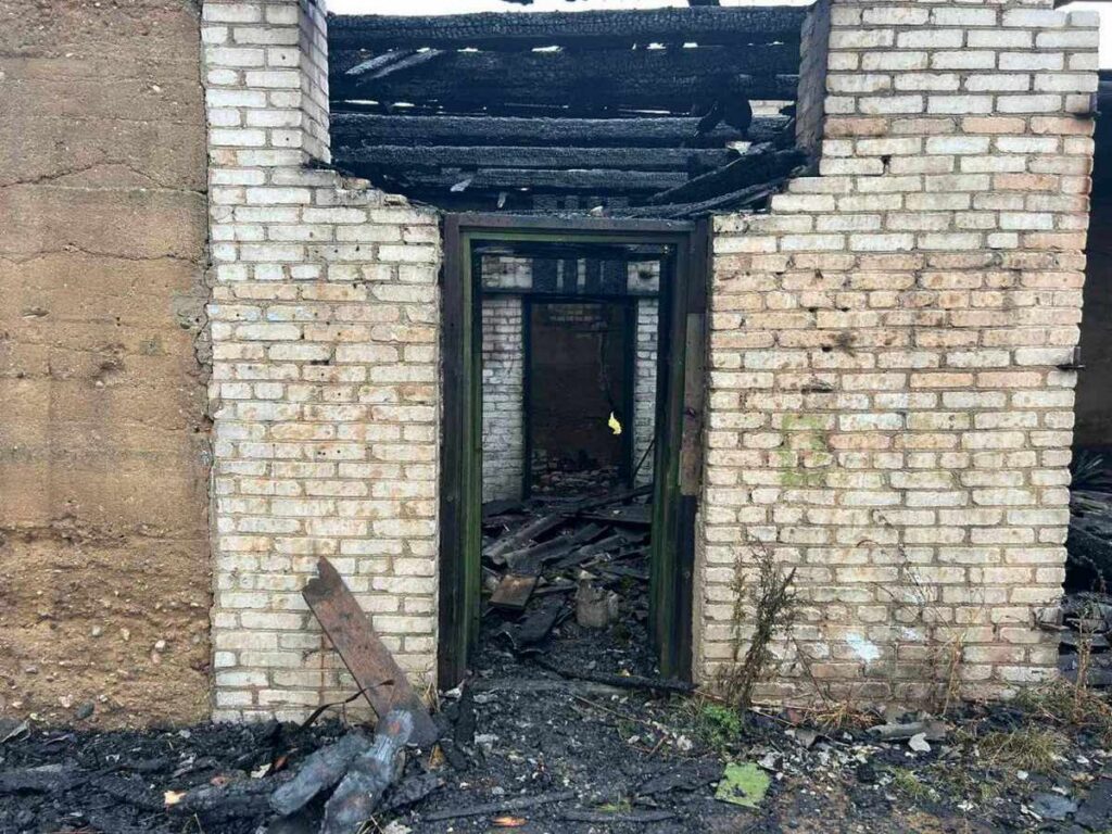 В деревне Родники горела кровля неэксплуатируемого кирпичного здания