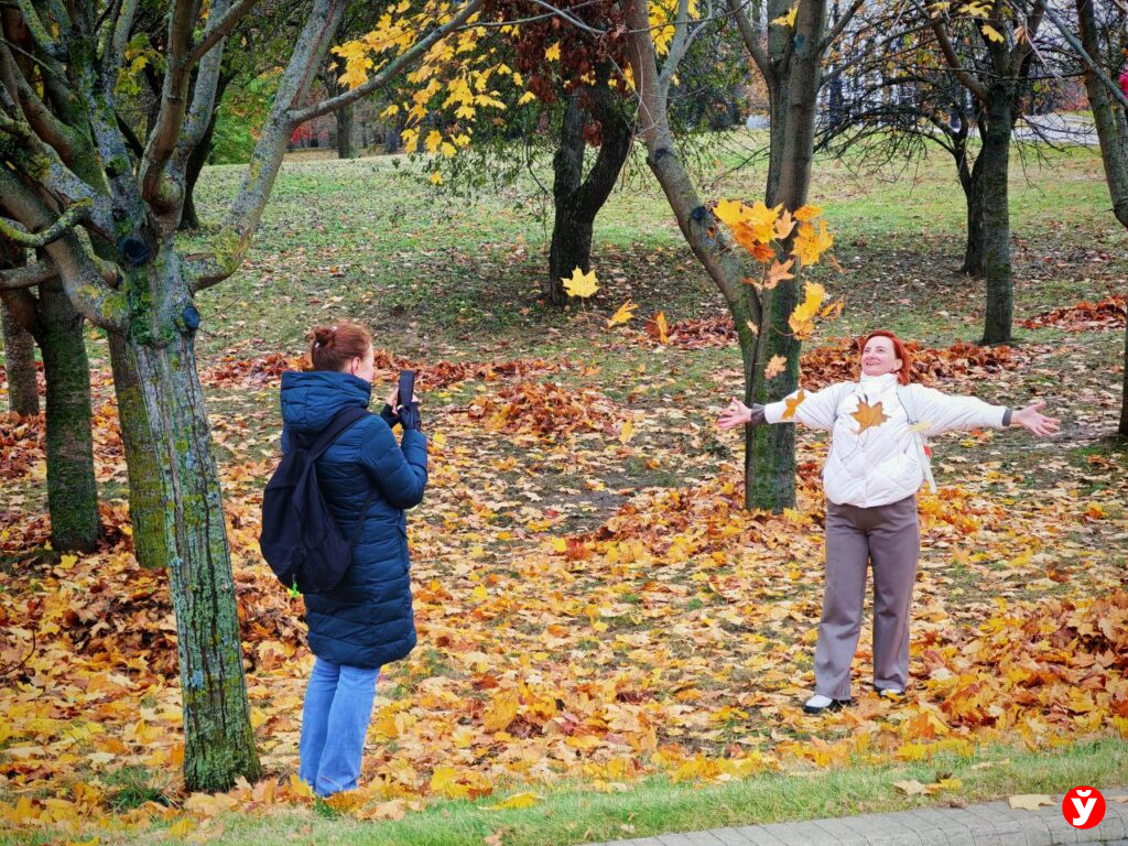 Осень в Лошицком парке: фоторепортаж