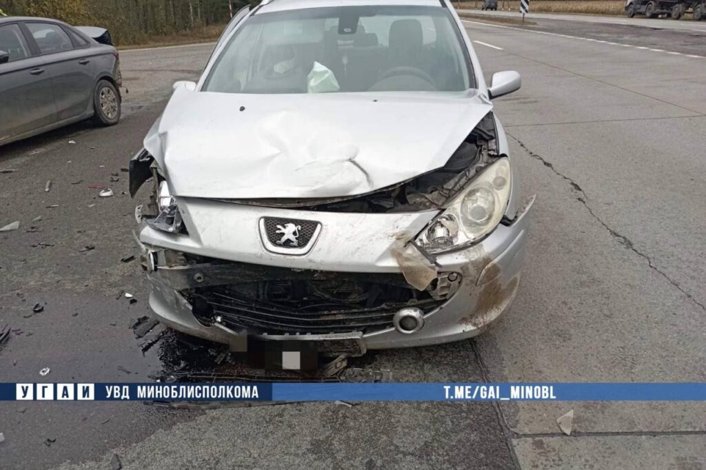 В Слуцком районе при повороте Geely столкнулась с Peugeot