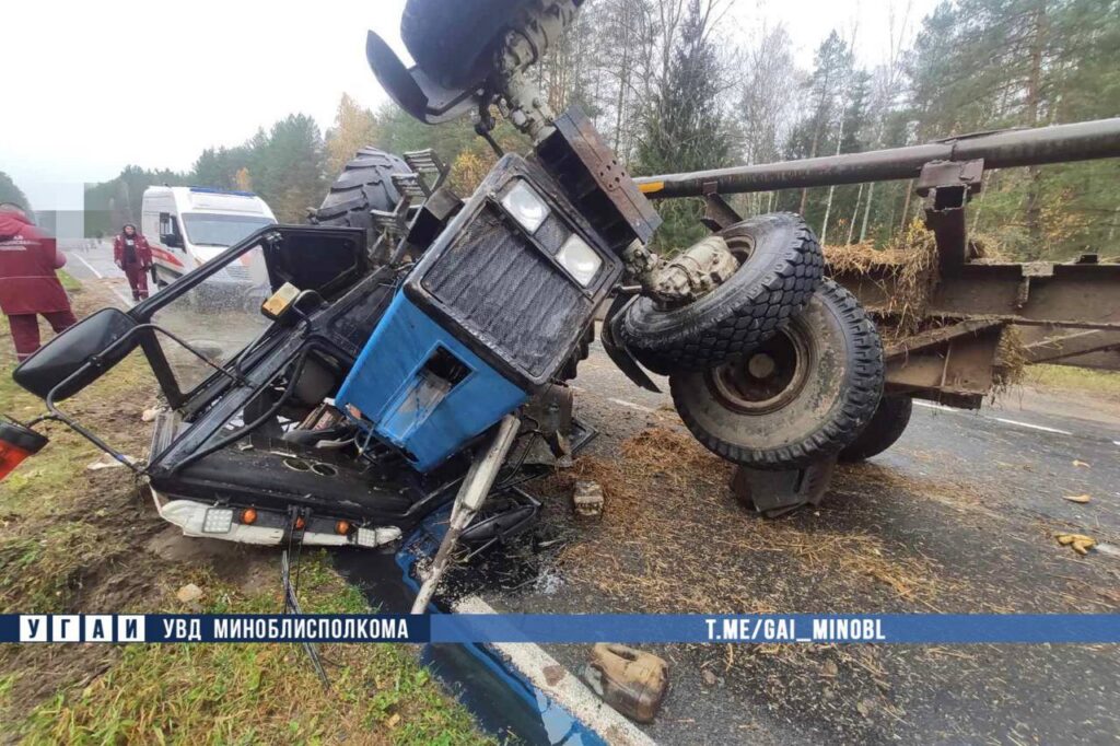 В Пуховичском районе грузовик столкнулся с трактором: погиб 18-летний водитель