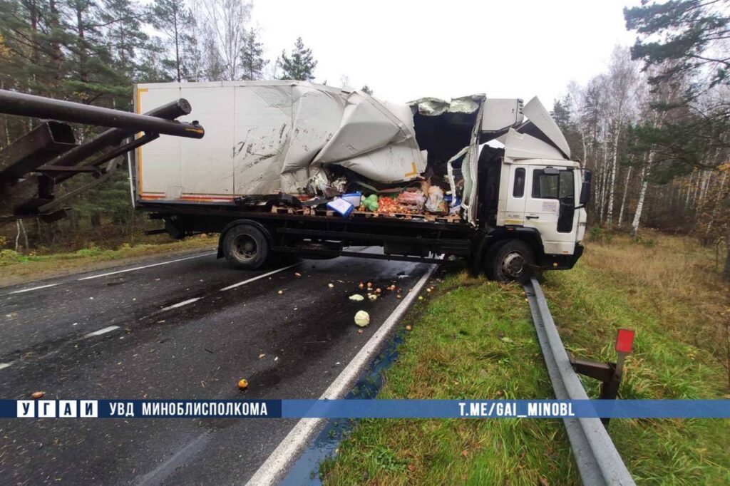 В Пуховичском районе грузовик столкнулся с трактором: погиб 18-летний водитель