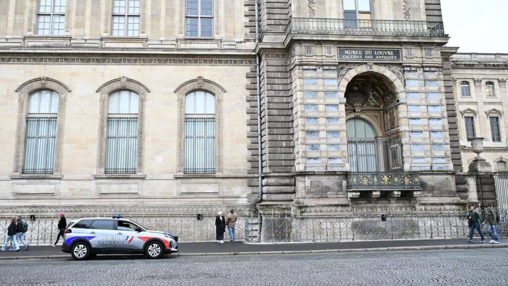 В Париже задержан третий подозреваемый в ограблении Лувра