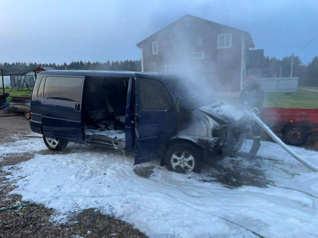 Микроавтобус загорелся в Воложинском районе