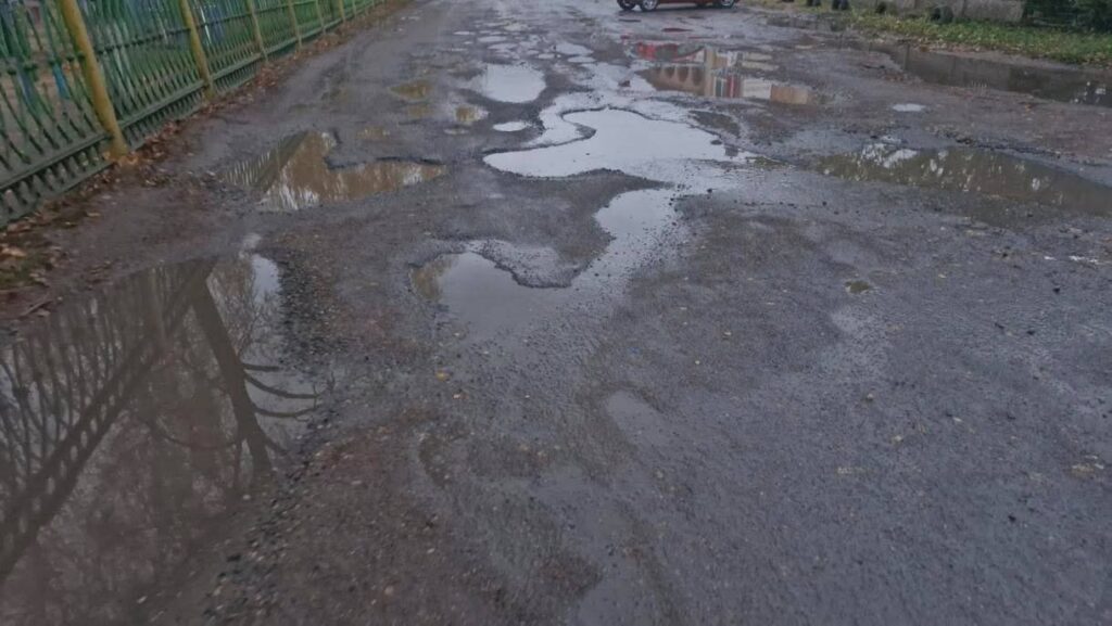 Дорога с ямами у 13-го детсада в Слуцке — ремонт в перспективе