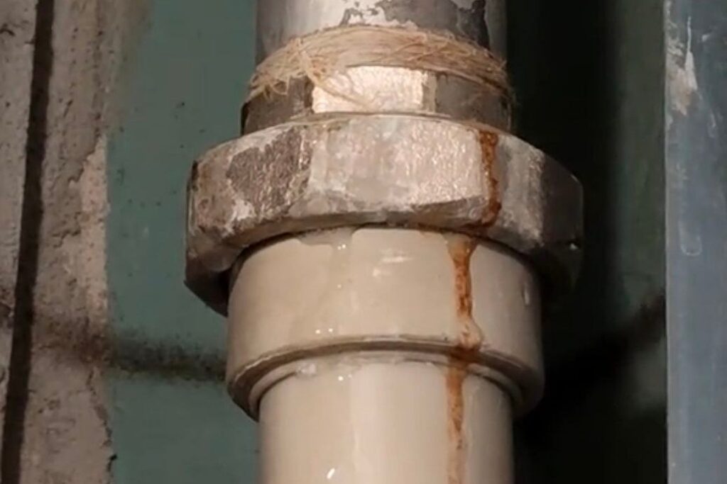 Ситуация с протечкой трубы в Борисове: история жильца и версия ЖЭУ