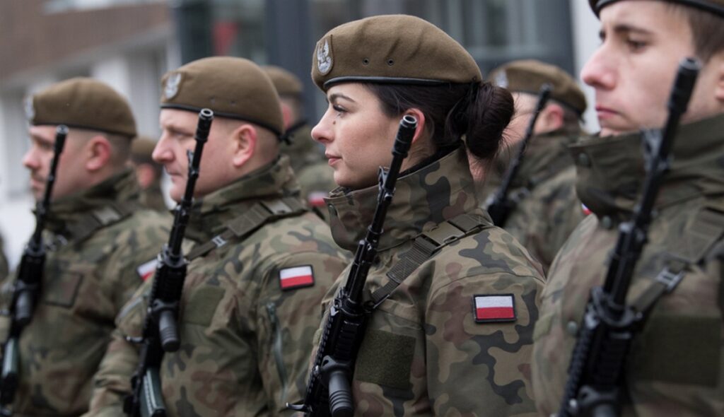 Польша заставит служить в армии женщин и больных мужчин