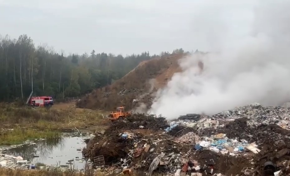 Пожар на полигоне ТБО под Логойском: огонь охватил сотню квадратных метров