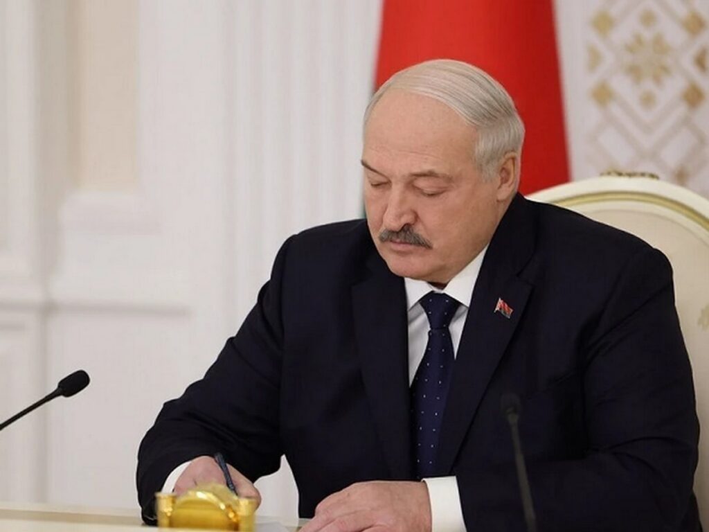 Лукашенко подписал закон, который защитит имущественные права граждан при займах