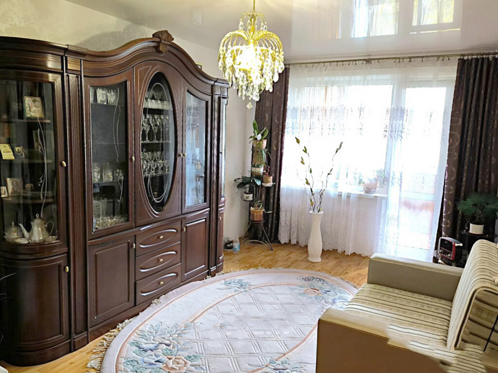 На стыке двух веков. Смотрим красивую двушку с интересной мебелью в Минске