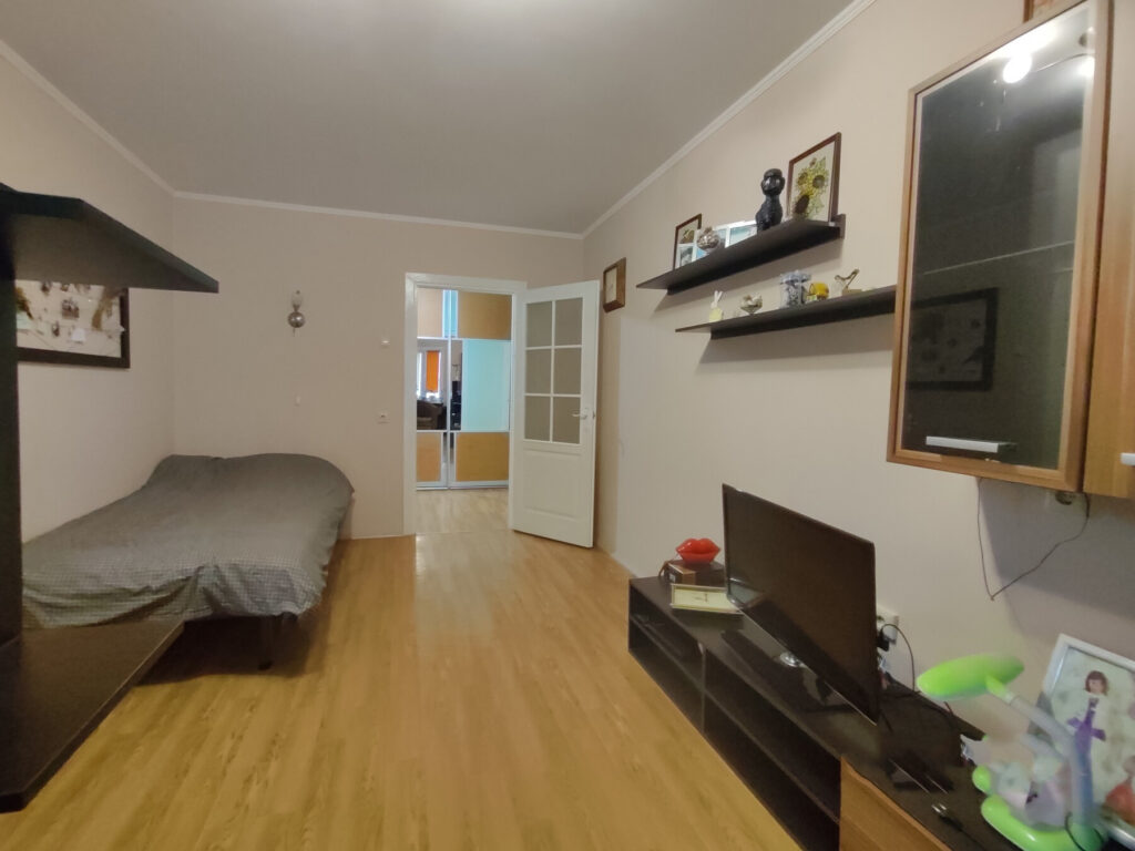 Старенькая, но не убитая. Смотрим доступную арендную двушку в Минске