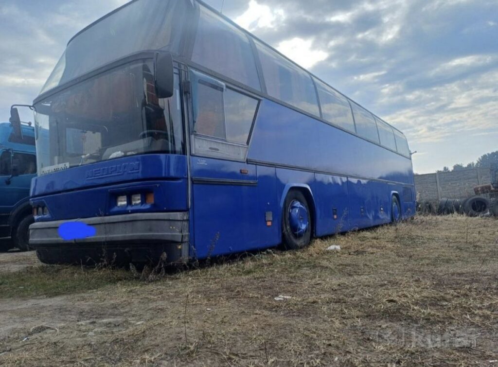 Торг у капота: в Беларуси продают автобус Neoplan