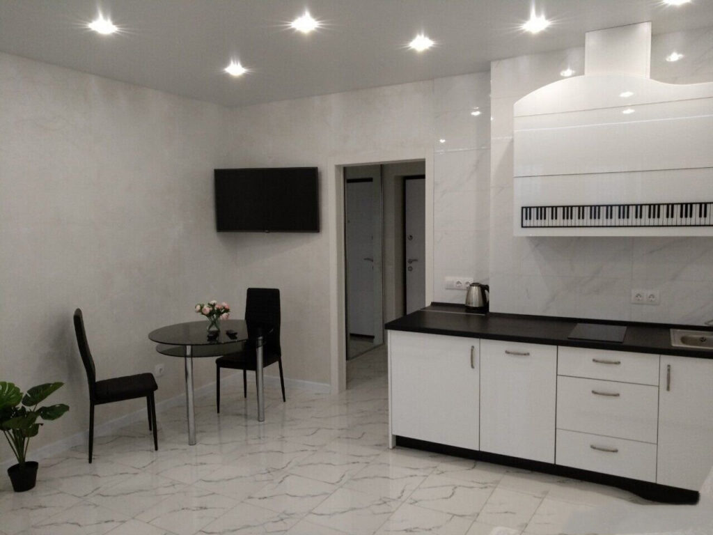 Бело-черный минимализм. Как выглядит одна из недорогих съемных однушек у «Минск-Арены»