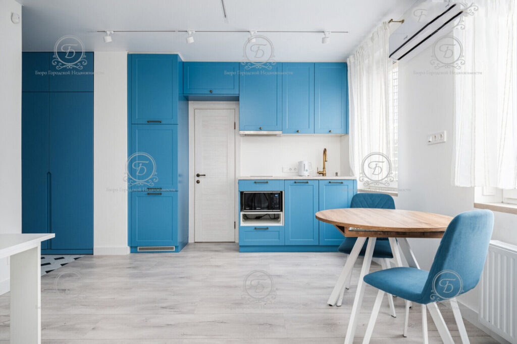 В стиле аквамарин. Смотрим красивую арендную однушку в центре столицы