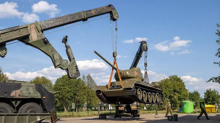 Кощунство в эстонском Курессааре. Как экскаватор разрушил могилу жертв нацизма