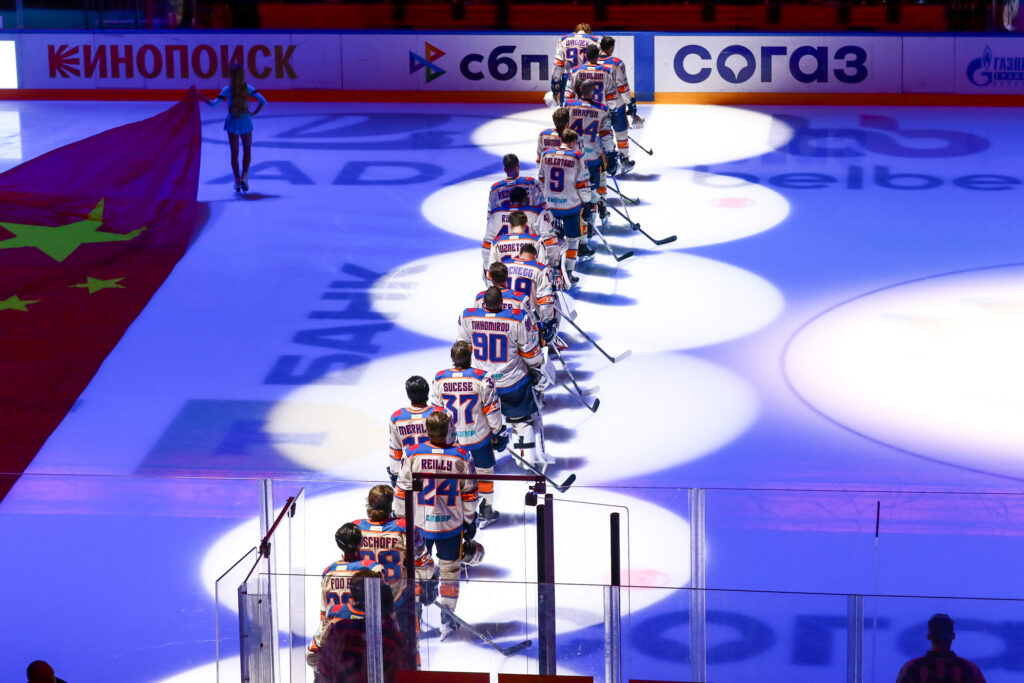 На матче КХЛ между «Нефтехимиком» и «Шанхай Дрэгонс» внезапно включили гимн Беларуси