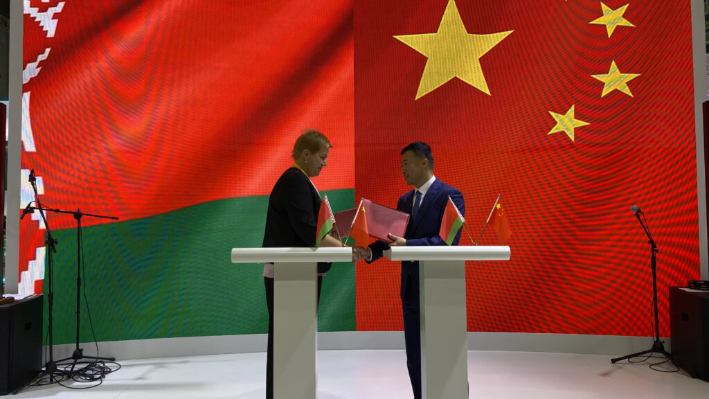 От льна до VR-тура по Беловежской пуще — Беларусь показала свой потенциал на CIIE 2025 в Шанхае