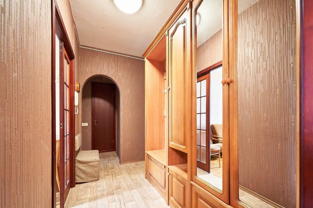 «Деревянная» двушка в многоэтажке — необычный вариант аренды за 500 долларов в месяц