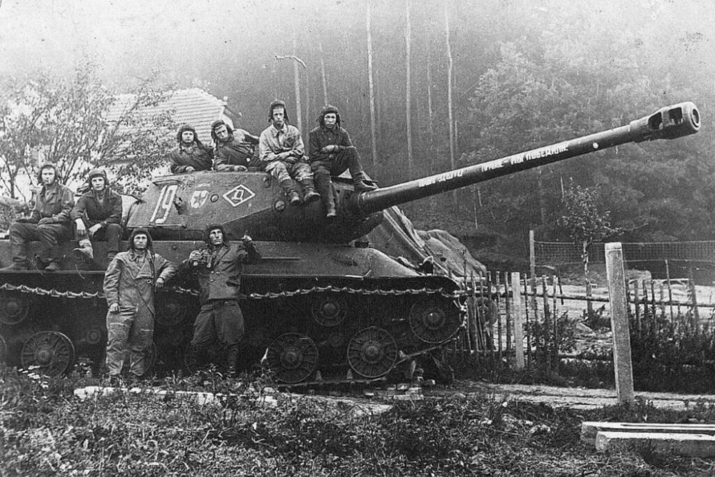 Командиром тяжелого танка ИС-2 стал в 17 лет, прошел с боями от Варшавы до Берлина: о Льве Кашицыне