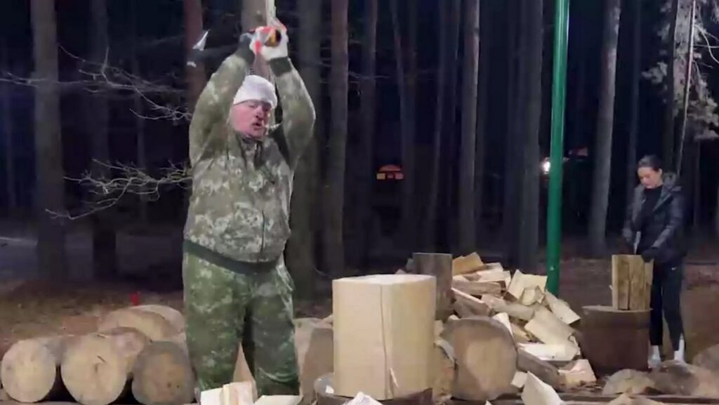 Это ИИ? Видео с Лукашенко на колке дров взорвало китайский интернет