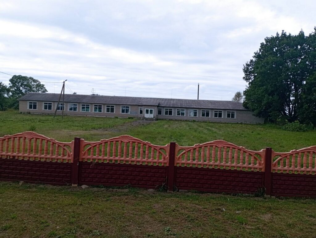 В Стародорожском районе на аукцион выставили здание бывшей школы за… 42 рубля