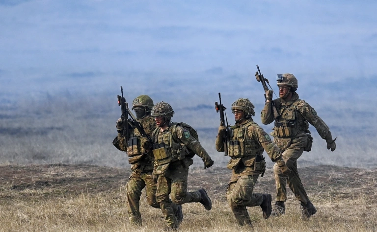 «Будем воевать!»: почему западные политики повторяют фразы из советской комедии