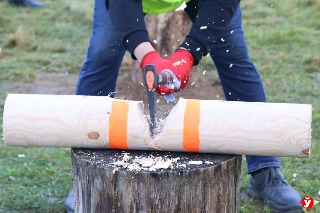 Команда «МП» провела жаркий поединок с «МИРом» на чемпионате по колке дров