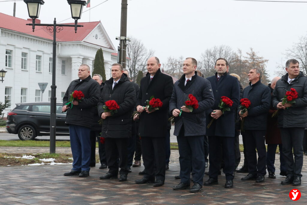 394 имени на стелах: в Крупках Кушнаренко и Мороз почтили память павших в Великой Отечественной