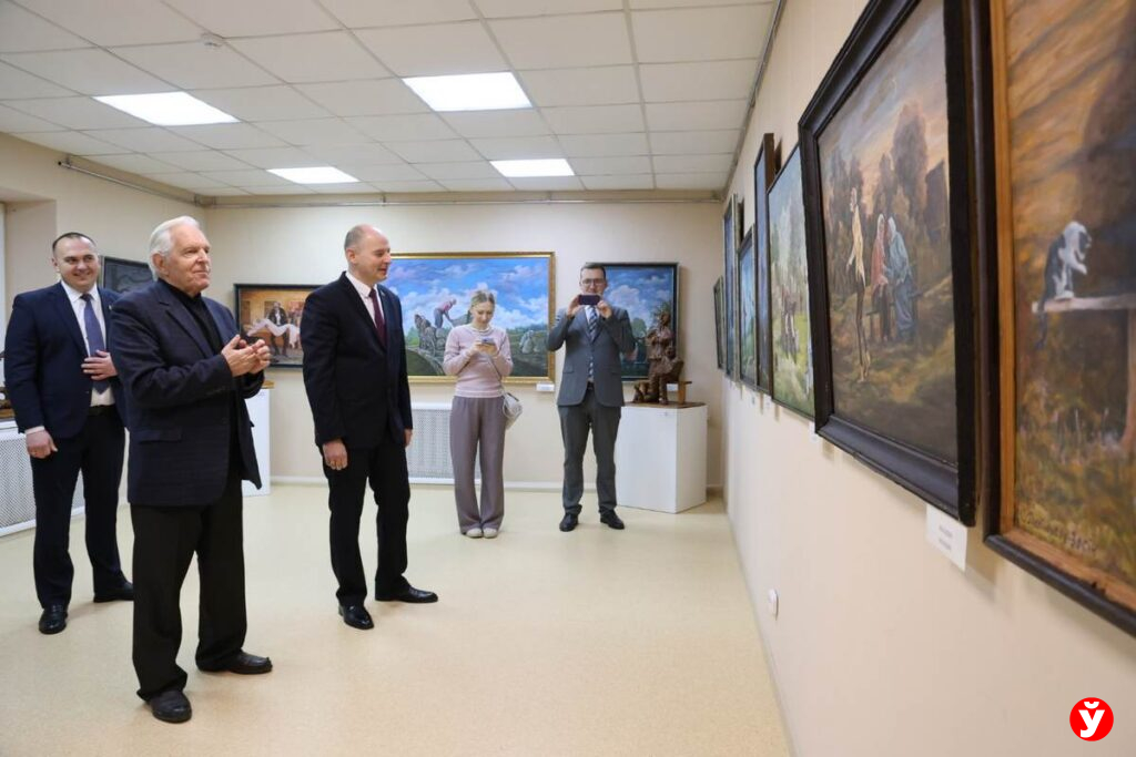 Мир глазами Сергея Давидовича: губернатор Кушнаренко оценил уникальный стиль логойского художника