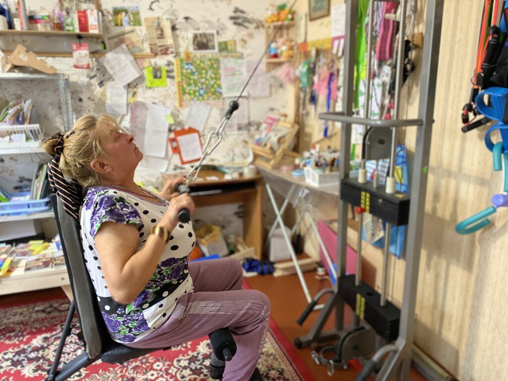 После 17 операций пенсионерка из Чуриловичей крутит педали и поднимает 50 кг