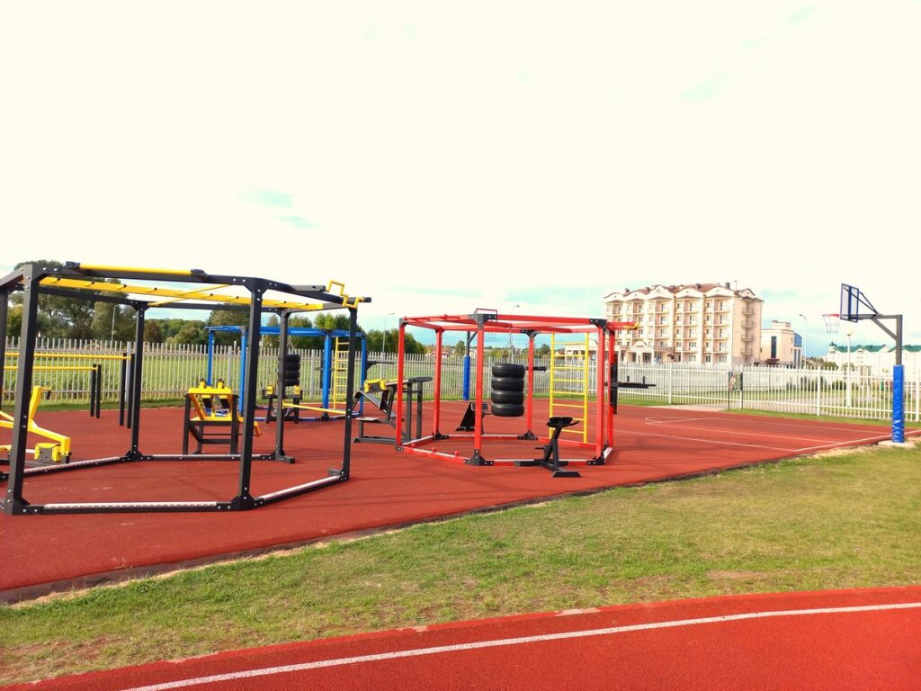 Благодаря спортивным уличным тренажерам поддерживают хорошую спортивную форму не только жители Мяделя, но и туристы