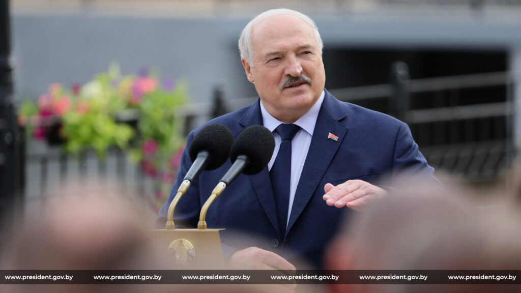 Лукашенко — соотечественникам в День Октябрьской революции: желаю свершений во имя родной Беларуси